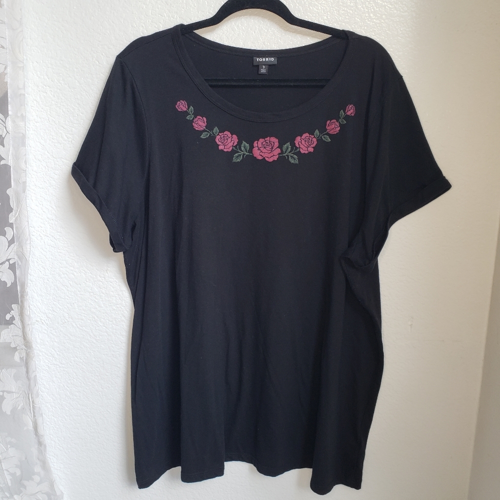 TORRID BLACK ROSETTE SLIM FIT CREW TEE